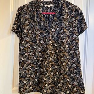 Chic Floral Print Blouse in Black